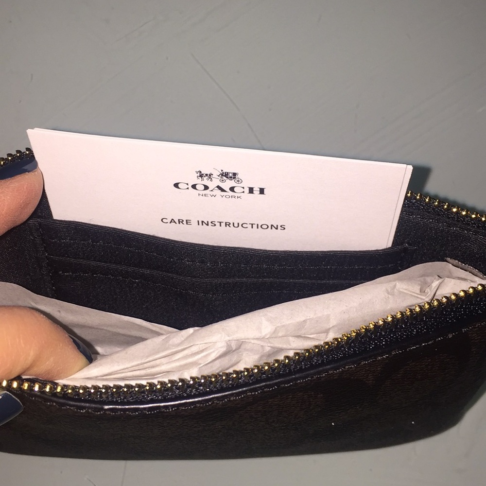 HP 🎉🎉 NWT coach signature wristlet - Picture 5 of 5